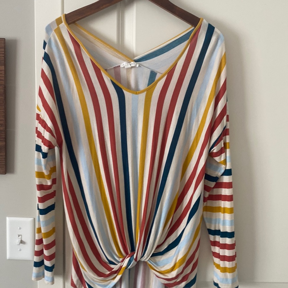 Cute, casual tshirt with tie front bottom